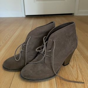 Dolce Size 8.5 W block heel lace up shoe